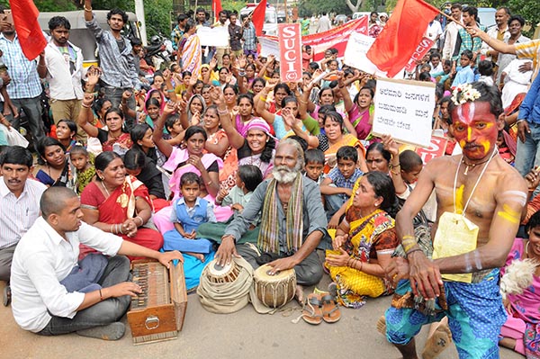 ಪ್ರತ್ಯೇಕ ನಿವೇಶನ, ಮನೆ ನೀಡುವಂತೆ ಒತ್ತಾಯಿಸಿ ಅಲಮಾರಿ ಜನಾಂಗದಿಂದ ಧರಣಿ